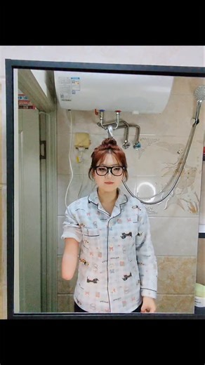 Worm Boss | One Hand Free = Whole Life Easier 🔥 This video shows what happens when recording becomes invisible. No phone in hand. No stopping what... | Instagram