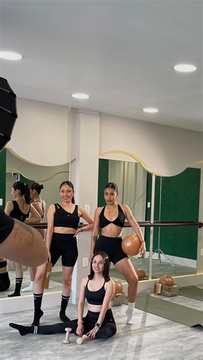 𝐤𝐚𝐫𝐥𝐚 on Instagram: "Surprise! Como ya saben, en este perfil no paramos Les comparto un pedacito de lo que será Forêt Studio 🌿 Las espero en la barra para clases de Barre Intensity: dinámicas, fuertes y sí… arden rico 🔥 Muy pronto nos veremos por ahí, en la barra, con todo 🤍✨ @foret.studiomx"