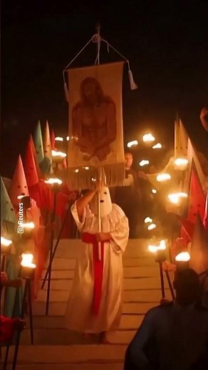 Fieles católicos encapuchados realizan "procesión de las antorchas" en Brasil.