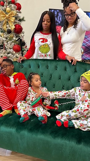 There’s no manual for this motherhood thing. You just figure it out 🫶🏾‼️! One of the most common things parents ask us is how we manage so many things with 3 kids. The answer? You stop trying to balance it 🤷🏽‍♀️ and start giving what matters most: your presence. What’s a “mom role” you never saw coming but now do like a pro? 🖤😎 #motherson #parentingadvice #modernparenting #reallifemom #momandson | 2momculture