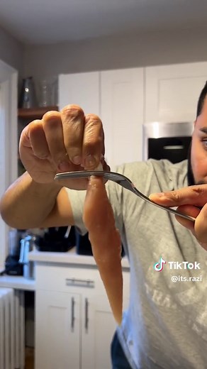 In case you don’t know, here’s a quick and easy way to remove the tendon from your chicken tenders! #chicken #tips #kitchenhacks #trick #learnontiktok #cooking