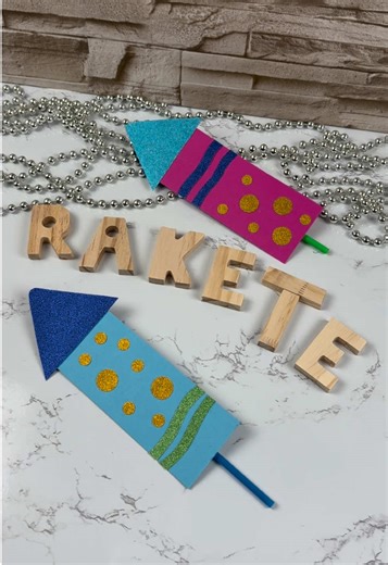 Raketen für Kinderhände 🚀 Dieses coole DIY könnt ihr super mit euren Kindern basteln- auch perfekt für den Silvesterabend 🎉 So groß sind unsere Raketen: Rechteck 14cm x 5,5xm Dreieck 7cm x 7cm x 7cm Wichtig hierfür ist, dass ihr 2 verschieden große Strohhalme nehmt. Den dickeren Strohhalm kürzt ihr und verschließt die eine Seite mit Heißkleber. Die verschlossene Seite klebt ihr zur Spitze. Jetzt könnt ihr den dünneren Strohhalme reinstecken und pusten 💨 und schon fliegt eure Rakete los 🚀 Dir