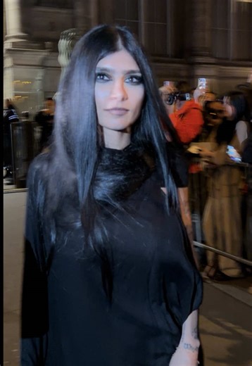 ميا خليفة في عرض الأزياء بباريس