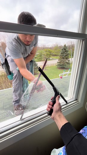 Satisfying Window Cleaning Tips for Spring Cleaning | DIY Cleaning Hacks