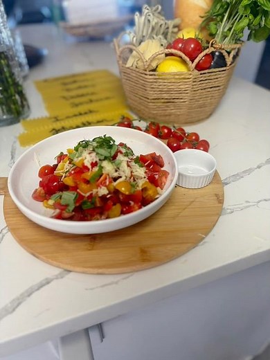 Easy five minute bruschetta recipe #tomatoes #mozzarella #Basil #Garlic #Oliveoil #salt #bread