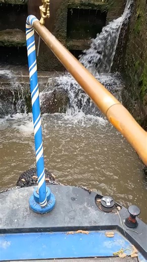 ANOTHER LEAKY LOCK! DON'T YOU JUST LOVE 'EM! #canal #waterways #narrowboat #lock
