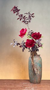 There are red peonies in front of the steps today, some flowers are old and some are young! #teachesflowerarrangement #dmentflower #teachesflower #canbox #flowerlovers #orientalflower #arrangementflower #flower #arrangement #flowerlover | D’men Flowers