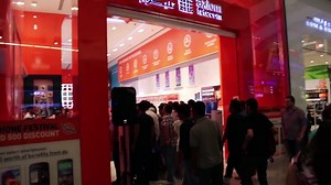 Amazing Pianist surprises people at a mall