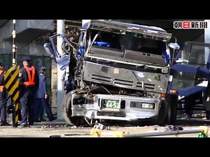 鹿児島線の仮設踏切で、列車とトラックが衝突
