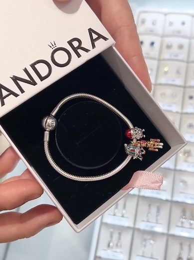 Colecciona charms de Navidad con Pandora este año