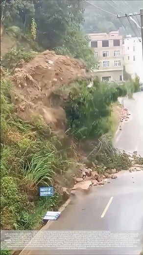 The mountain collapsed after the heavy rain: the landslide struck suddenly!