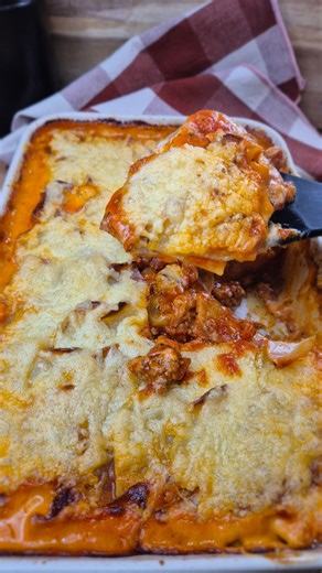 Steffi | einfach lecker essen on Instagram: "5 Tage - 5 Kartoffelgerichte. 🥔✨️ Tag 2: Cremige Kartoffel-Lasagne mit knuspriger Käsehaube 🥰 Zutaten für 4 Portionen: 8-10 mittelgroße Kartoffeln 500 g Hackfleisch 700 ml passierte Tomaten 100 ml trockener Rotwein 100 ml Milch 1 Zwiebel 1-2 EL italienische Kräuter 1 Lorbeerblatt 1 TL Honig 1 Stück Parmesanrinde (optional) Salz & Pfeffer geriebener Käse Für die Béchamel: 250 ml Milch 15 g Butter 15 g Mehl 1/2 TL Salz etwas Pfeffer etwas Muskat (Tetr