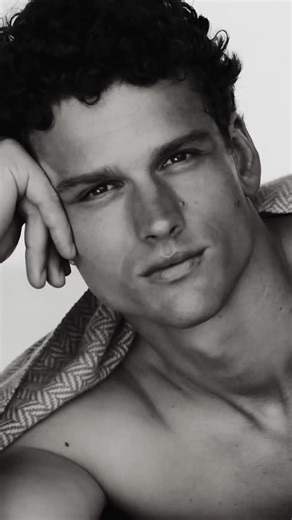 hibrido on Instagram: "@simon.nessman x @maloitalia La belleza de Simon Nessman no es inmediata ni ruidosa. Ha atravesado los años con una calma poco común. Su carrera despuntó hace más de una década, y aún así su mirada sigue intacta: atraviesa la pantalla, el papel, el tiempo. En esta campaña pre-spring de Malo, el director creativo Amir Zia logra capturar ese lenguaje genuino y silencioso —que no se explica, se siente— y que solo Simon es capaz de sostener sin artificios. Hay rostros que no e