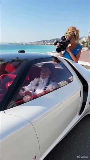 amirah adara présente la Peugeot quasar , entre Paris et Monaco