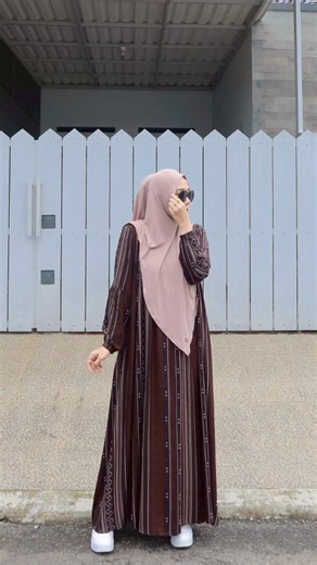 Dian herawati on Instagram: "Bismillah.. rayon terbaru nya zafeetri nih bestri, buat menemani keseharian bunda-bunda, insyaaAllah nyaman banget dipakenya dan harganyaaa affordable doong pastinyaaa. Model yg ga pelit bahan. Jugaaaa materialnya adalah rayon garment terbaik di kelas per-rayon-an ya bun..(pastikan selalu membaca caption sebelum membeli ya) 🌸 Basic ethnic pattern 🌸 Zipper depan (busui friendly) 🌸 material dress rayon garment 🌸 karakteristik material adem, tebal, flowy.. 🌸 detail