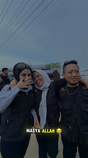 ellyarsy on Instagram: "Muka ku lusuh kucel sekali disini 😭🥹 Sudah pucat tak karuan tak terpikirkan apapun .. puas bisa kasi semnagts langsung untuk korban bencana. betepa kuat nya mereka . Perpisahan yang sangat menyedihkan 😭 Nces dan team pamit pulang kita akan berjumpa kembali dengan keadaan yg lebih baik dan bahagia .. sampai jumpa kembali aceh tamiang ✨"