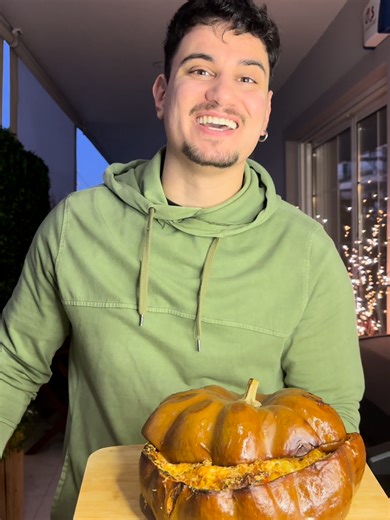 Γεμιστή κολοκύθα με Kerrygold Regato light! Μια συνταγή που θα ξετρελάνει στο γιορτινό τραπέζι! Συνταγή Μια κολοκύθα Φούρνο 180c μιάμιση ώρα 200γρ κολοκύθια 200γρ μακαρόνια 200γρ στήθος κοτόπουλο 2 πιπεριές 300γρ Kerrygold regato light Αλάτι πιπέρι Φούρνο 200c για 40 λεπτά @nikolo.cookinghouse #Kerrygold #recipe #cooking