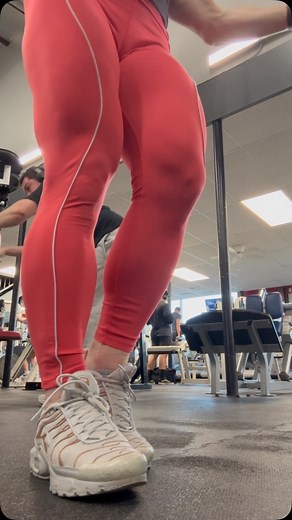 Christine Envall on Instagram: "Out of all the physical activities I do, Weight training has the biggest impact on how my body looks. I love how I can control the shape and size of my muscle with weights, but even more, I love the feeling of eccentric & concentric contractions under load!! Making my muscle work hard to contract and stretch out while fighting to control the movement 🙌🏻 That is the addiction to weights! #fitafter50 #weighttraining #muscle #musclecontraction #backday #squeeze"