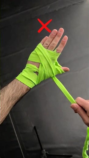 Boxing Hand Wraps — Do It Right✔️ #boxing #boxingcoach #boxingtraining #boxer #boxingwraps