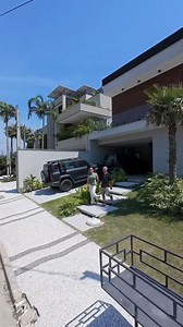 🔥 COMEÇANDO A SEMANA NO PADRÃO RIVIERA INSIDE 🔥 Segunda-feira é dia de oportunidade — e essa casa é para quem entende o valor de viver bem na Riviera de São Lourenço. 🏡 Casa à venda | Riviera de São Lourenço ✔️ 5 suítes amplas ✔️ Ambientes integrados e sofisticados ✔️ Espaço ideal para receber família e amigos ✔️ Área de lazer completa para viver momentos únicos ✔️ Alto padrão construtivo em um dos destinos mais desejados do litoral paulista A Riviera é um bairro planejado, seguro e sustentáv