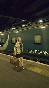 Did you know that there are sleeper trains in the UK? 🚆 I love travelling by train & I got the @caledoniansleeper from London Euston to Edinburgh! 🏴󠁧󠁢󠁥󠁮󠁧󠁿 🏴󠁧󠁢󠁳󠁣󠁴󠁿 I'd booked the Club Twin room which is a private room with bunk beds and space to store your luggage, and there's an an ensuite with overhead shower. 🚿🧳🛌 I had dinner and drinks in the Club Car which is open all night for socialising & has a good menu of meals & snacks. 🍝🥂 I set an early alarm to take in some of the