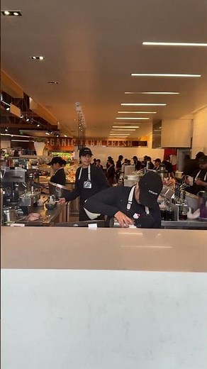 How Erewhon Makes Their Famous Smoothies 🥤👀