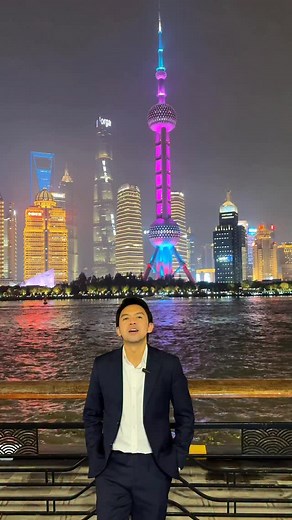 I’m starting a new series in collaboration with @viexplore featuring the most interesting stays — from Hanoi staycations to weekend getaways across Vietnam and unique hotels around the world. Starting BIG as I flew to China last weekend to check in at the W Hotel, home to one of the most insane views of the Shanghai skyline. ✈️🏙️ | Ralph Lawrence