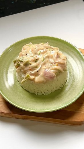 Avani | Recipes on Instagram: "Chilli Cheese Gravy with hot rice or chapati, it just elevates your meal 🥰 It’s a popular dish in Bhutan! Recipe : makes for 1 1 onion 4 cloves of garlic 2-3 long green chillies 2 cubes of processed cheese (I’ve used Amul ) 1 tbsp butter 1 cup water Salt, black pepper, chilli flakes as per taste Coriander to garnish Sauté the garlic, onion & cheese for a minute. Add in the water and butter and let it come to a boil. Go ahead and now add the cheese and cook it unti