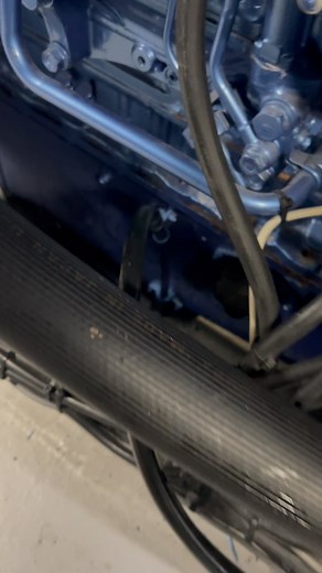 SSボート製作所 on Instagram: "本日エンジンオイル、エレメント、亜鉛、インペラー交換致しました❗️エンジンオイルを楽に交換出来る方法を紹介致します❗️ネットショップで購入出来る電動ドライバーに装着可能なミニポンプで排出し、電動ドライバーを逆転させると注入出来ます❗️オイル専用ポンプでは無いので何度か使用すると少し漏れますが安価なので助かります🙇‍♂️オイルを温めて使用すると作業がスムーズです👍"