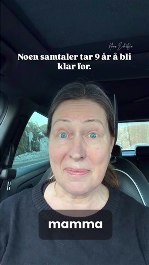 -Hei, mamma. Det er Nina. På fredag ringte jeg mamma. For første gang på over 9 år. Det var avtalt på mail. Vårt første forsiktige “møte”. Jeg kjente det i kroppen timene før. Spesielt minuttene før. Spenning. Mild uro. Men jeg prøvde ikke å bekjempe det. Jeg lot kroppen få være med. Jeg visste ikke utfallet. Ville det bli konflikt igjen? Eller kunne vi møtes fra et annet sted? Denne gangen hadde jeg et nervesystem som tålte å ikke vite. Det ble en samtale som ga meg en dypere følelse av nærhet 