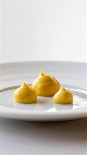 Let’s make a beautiful corn cream! 🌽 This recipe is so good! Both the flavor & texture work great in cold & hot dishes. Call me crazy, but even in desserts it’s delicious! 🔥 To shape the cream I used the new splash mold from @moldbrothers Find more info on there profile or website 🙌🏼 Find all my written recipes on my website www.julescooking.com #julescooking #recipe Corn cream recipe 🌽 - 2 shallots - 3 grams of salt - 300 grams of blanched corn - 100 grams of vegetable broth - 150 grams of