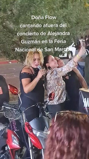 Doña Flow Cantando Afuera del Concierto de Alejandra Guzmán en la FNSM 2023