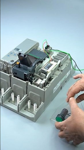 How is a shunt relay installed on a Schneider Electric NS circuit breaker?