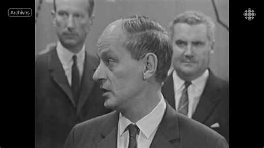 ⚡🔌 René Lévesque, alors ministre des Richesses naturelles du Québec, décrivait l'ampleur des travaux du barrage Manic 5 dans ce reportage de la télévision française. Il y a 60 ans était inaugurée cette première ligne au monde de transport d'électricité à 735 000 volts, reliant Manicouagan à Montréal. Date de l’archive : 10 mai 1965 | Les Archives de Radio-Canada