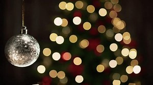 Goldener Weihnachtsball auf unscharfem Baumkopie-Hintergrund: Stockvideos & Filmmaterial (100 % lizenzfrei) 1110704969 | Shutterstock