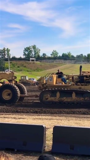 Cat D9 catchin a load with a scraper