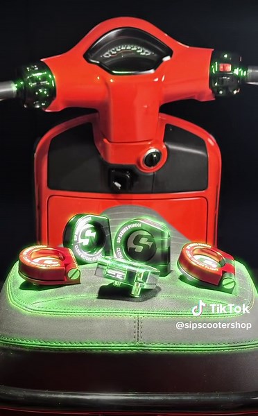Upgrade your Vespa with our brand new SIP PORDOI luggage hook! Made from high-quality CNC aluminum, it replaces the boring original and gives your scooter an individual touch. With its clever mechanical design, the hook is securely locked in the open and closed position. Get the SIP PORDOI luggage hook now in our Online Shop💥 #VespaUpgrade #SIPCustomParts #HandmadeQuality #Vespa #VespaGTS #Scooter #Luggagehook #Luggage #SIP #SIPseriesPORDOI #SeriesPORDOI