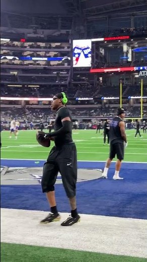 Jets snags one-handed catch during pregame warm-ups 🫢