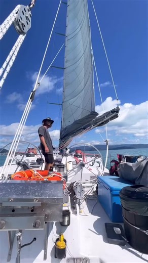 What better way to explore the Whitsunday Islands than under sail? ⛵️ It’s a no brainer if you ask us 😉 | Prosail Whitsunday Sailing