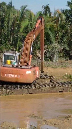 AMFIBIA EXCAVATOR DAN EXCAVATOR LONG ARM BEKERJASAMA CUCI SUNGAI #amphibiousexcavator #excavator