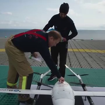 The future of energy and the way to carbon net zero is powered by digitalisation. From inspecting wind turbines to monitoring oil and gas installations, drones are revolutionizing the way we work with energy🚀 Explore how Equinor is embracing digitalization to transform the energy sector. From utilizing AI to optimising operations, we're leveraging technology to drive sustainability and efficiency. Check out our latest initiatives here👉 https://direc.to/kguc | Equinor