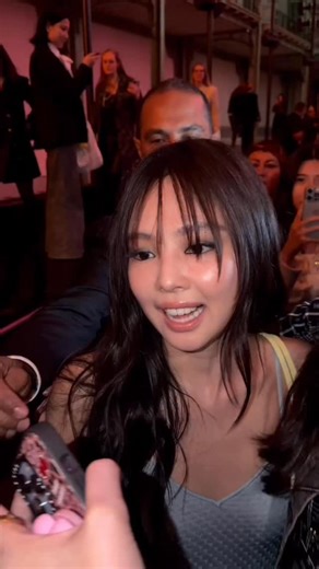 75K views · 14K reactions | @jennierubyjane in attendance for @matthieu_blazy’s debut at @chanelofficial tonight in Paris. Video: @tianweizhang | WWD | Facebook