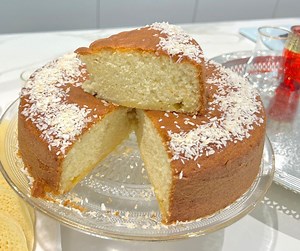 CAKE MOELLEUX à La Vanille 🥰 Ingrédients : 3 oeufs 180g sucre 10cl lait 10 huile de tournesol Vanille 270g farine 11g levure chimique | Quelle Recette