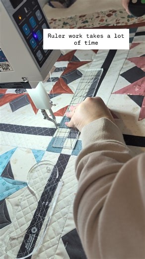 5 minutes. That's how Iong this little section took me, 5 minutes! I wish I could stitch this fast 😂 It's pretty fun to watch back though. What are you doing on this snowy day? #quilt #quiltersgonnaquilt #quiltersofinstagram #longarmquilting #apqs | Sew and Glow Quilting