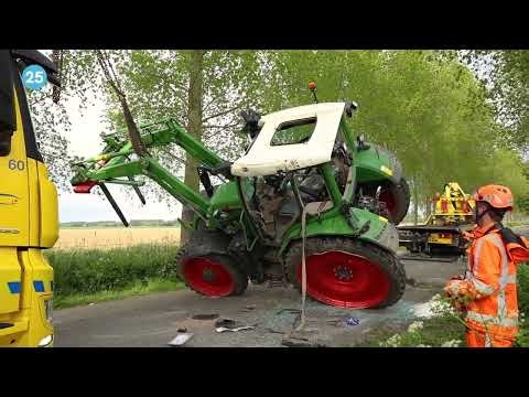 Nagele - Trekker gekanteld op Ketelmeerweg