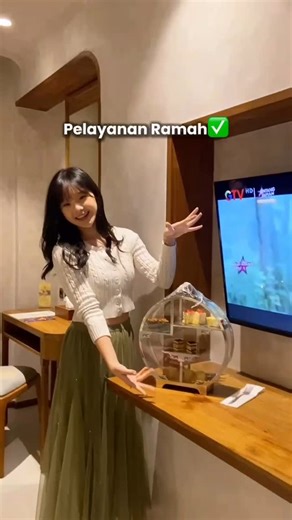 Nadine Abigail on Instagram: "Staycation goals di New Executive Room @de_java_hotel ! ✨ Kamarnya super nyaman, desainnya modern, dan lokasinya strategis banget, persis di depan PVJ. Buat yang mau pengalaman VIP dan kesempatan free upgrade kamar, jangan lupa direct booking lewat www.dejavahotel.com ya!"
