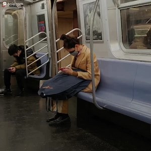 704K views · 5K reactions | Katie Holmes trăia înconjurată de luxuri atunci când era căsătorită cu Tom Cruise, dar când acea căsnicie s-a terminat, și banii ei s-au dizolvat și astăzi, actrița trece printr-un greu moment economic pe care l-au dezvăluit niște fotografii cu ea în metrou. | Magnați | Facebook