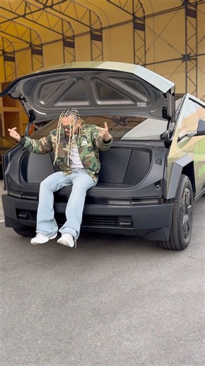 日本では違法なサイバートラックに乗り炎上寸前の男【SHO-Cybertruck】#Shorts