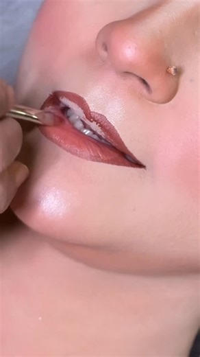 Hina mishal mua on Instagram: "PARTY LIPSTICK TUTORIAL ✨#lipstick #party #lips #foryou #foryoupage"