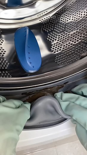Washing Machine Deep Clean✅ Jangan sampai yaa, dipake buat nyuci baju tiap hari tapi ga pernah kamu deep clean. Yg ada kotorannya nempel di bajumu 🥵 Aku rangkumin bahan yg dipakai disini yaa ✅ Pembersih serbaguna: air 50ml cuka putih 50ml (untuk permukaan dalam dan luar mesin cuci) ✅ Pembersih kerak deterjen: air hangat sabun cuci piring ✅ Pembersih kerak & jamur karet mesin cuci: air panas 500ml cuka putih 50ml ✅ Tub clean: baking soda 1/2 cup cuka 50ml Baking soda yg aku pakai dari @supershin